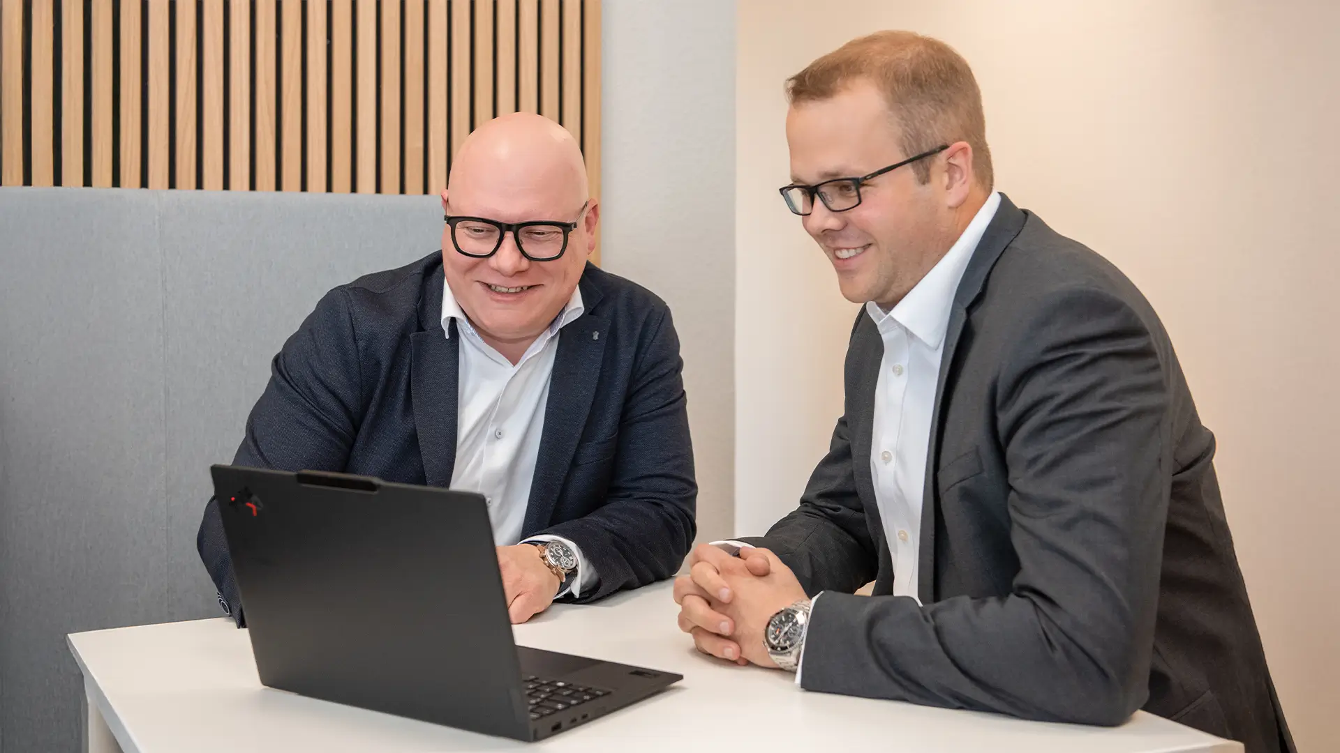 Zwei Unternehmer im Beratungsgespräch am Laptop – Strategische Unternehmensberatung im Dialog