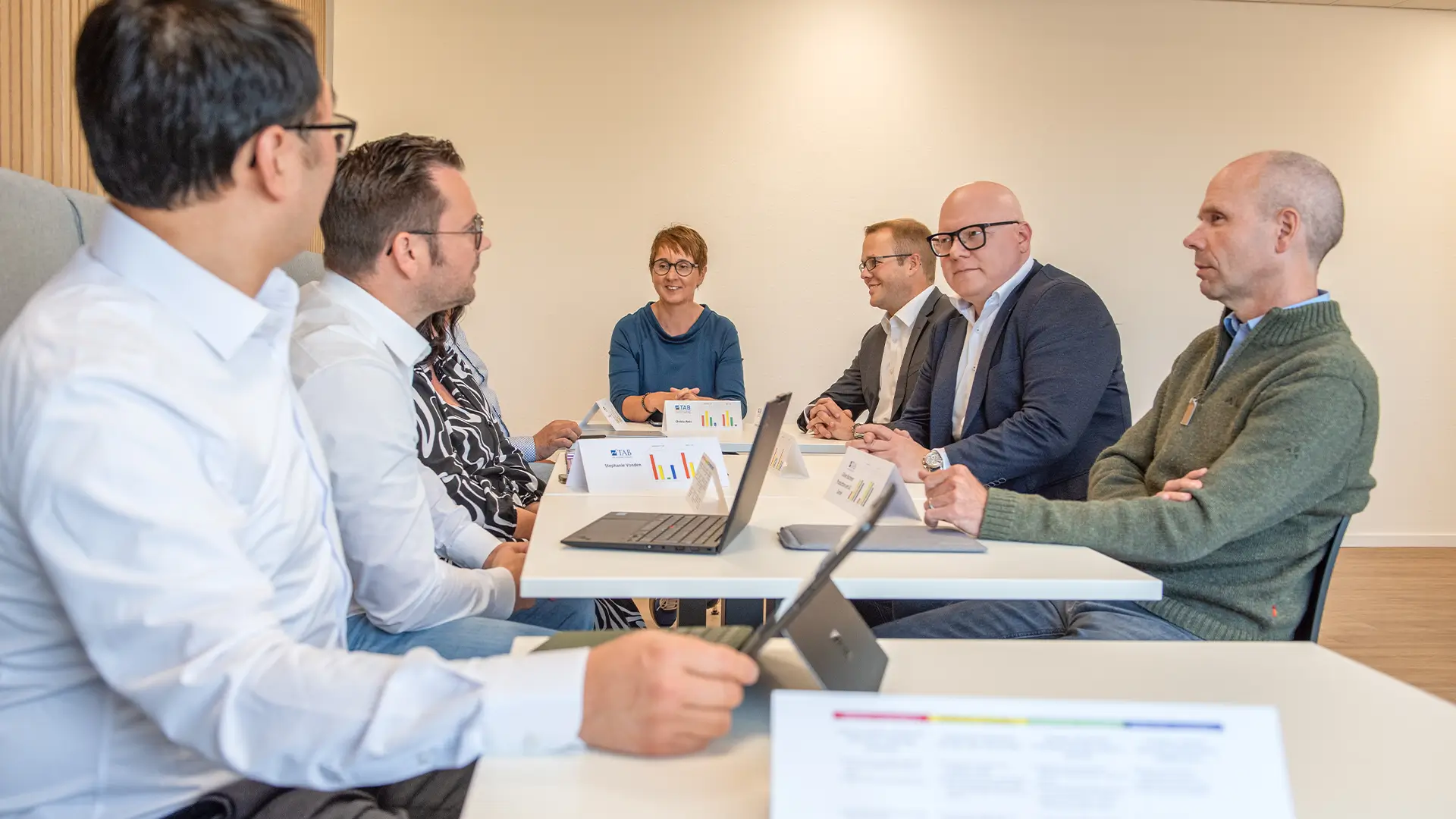 Geschäftsführung im Strategie-Workshop – Unternehmer im Austausch über Unternehmensentwicklung