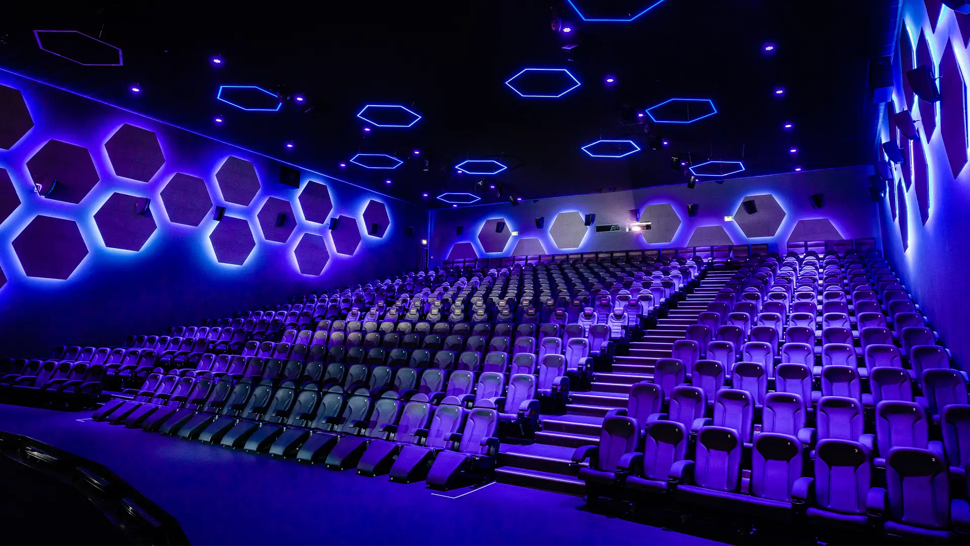 Kino mit moderner LED-Beleuchtung und Sitzreihen – Case Study Stürtz